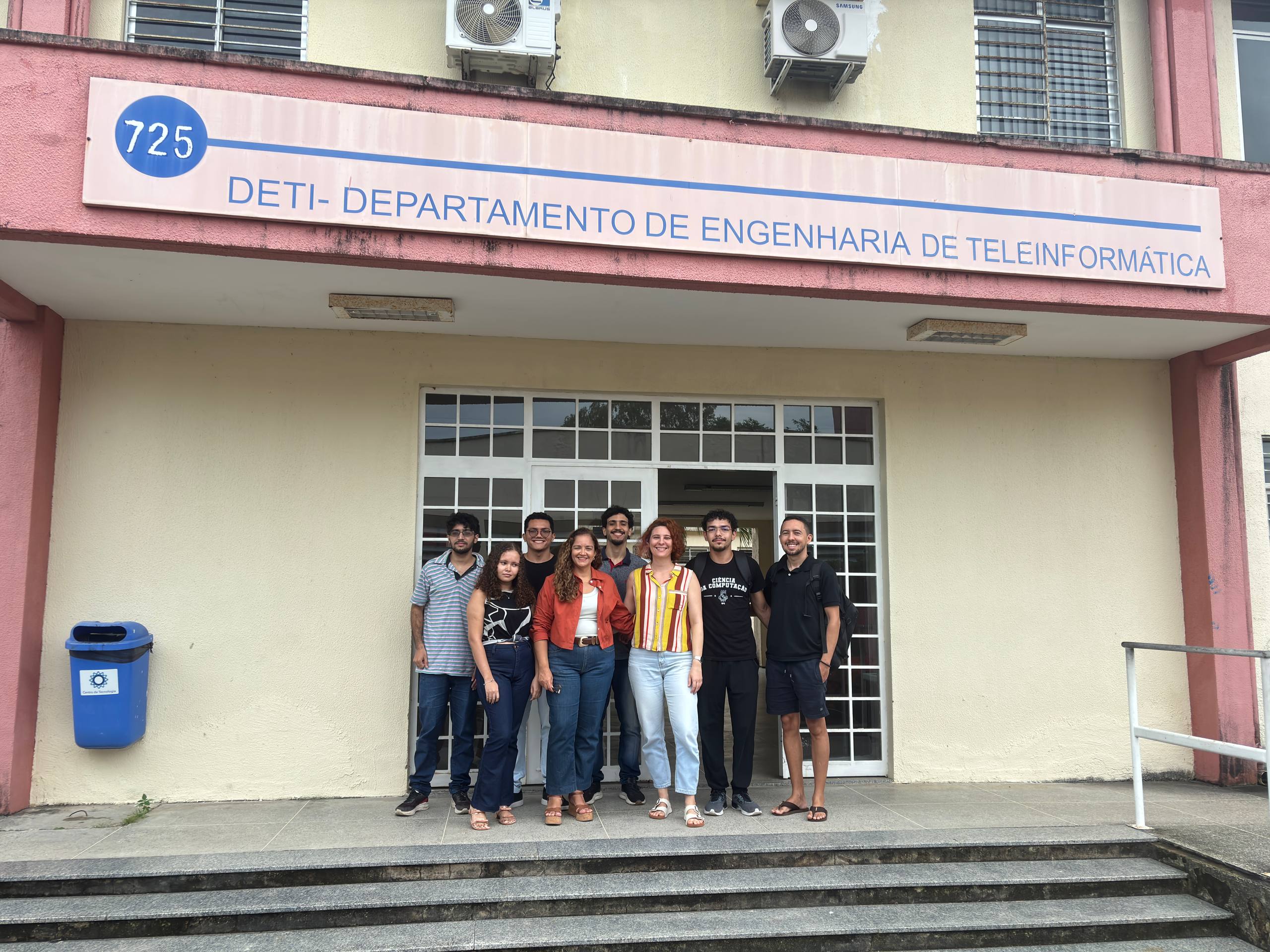 Equipe FarmOnEdge na frente do prédio do DETI